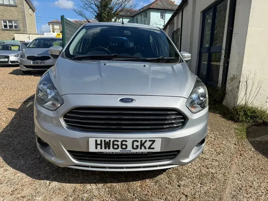 Usado Ford Ka Plus Zetec 70 HP (51 kW) 2016 Prateado Citadino