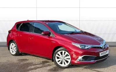 Usado Toyota Auris Hybrid 136 HP (100 kW) 2018 Vermelho Citadino