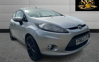 Begagnad Ford Fiesta 70 HK (51 kW) 2012 Silver Halvkombi