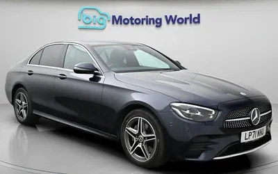 Usado Mercedes E300 AMG line 320 HP (235 kW) 2022 Azul Sedan
